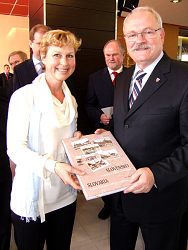 Půvabná Eva Potočná napsala knihu Slovensko, kterou vydal můj pan nakladatel ve svém slovenském nakladatelství, a předala ji prezidentovi Slovenska, panu Gašparovičovi.