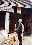 Můj muž na mě kouká, jako by si říkal, mám já tohle zapotřebí, chalupa mi padá na hlavu, všechno dělám sám a ještě k tomu mám na krku Fuchsovou, která nedostane rozum a nedostane... (foto Irena Fuchsová)