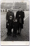 1952. Na kolínském mostě. Babička- maminčina maminka, maminka, Kája a já.