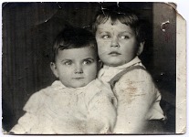 1951. S bráškou Kájou, o dva roky starším.