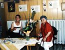 křest knihy s B. Hrzánovou a R.Holubem v knihkupectví Petra Krále. Moje přítelkyně Zdena Adamcová, nejlepší kolínská pedikérka, která se učila u Bati. Foto Zdeněk Hejduk