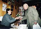 Křest knih s Ondřejem Vetchým v knihkupectví Petra Krále. Čestmír Souček, inspicient, se kterým jsem čtvrt století pracovala v kolínském divadle. Foto Zdeněk Hejduk