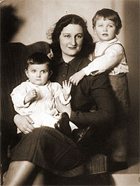 1951. Já, maminka a bratr Kája. Jsem zdravá holčička. Za tři roky dostanu dětskou obrnu a pošupajdím do Janských Lázní!