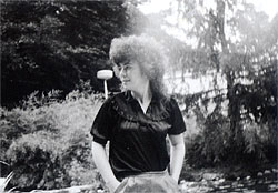 Kde je ti konec, Věro Vacová? Nevíte o ní někdo? Byla z Buchlovic…? To už fakt nevím. Ale jižní Morava to byla určitě! Na téhle fotografii je vzadu napsáno: Piešťany léto 1989.