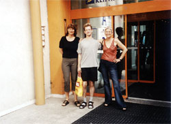 2004. Klimkovice. Veronika, Richard a já před recepcí.