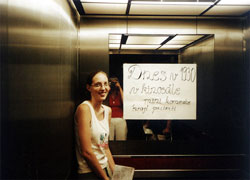 Takhle to vypadalo v den premiéry ve výtahu. (foto Irena Fuchsová)