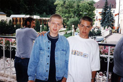 Janské Lázně 1999. Tomáš z Ústí nad Labem v džínové bundě, myopat. Vedle jeho bratr, který přijel na návštěvu. Tomáš mi říkal: Irenko, nejhorší je myovítr. Zafouká a jsem na zemi… (Foto Irena Fuchsová)